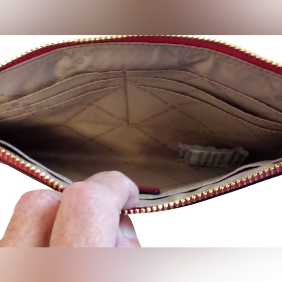 Michael Kors - NWOT- Large Pebbled Leather, Wristlet, Dust Bag, 6 Card Slots, - Picture 7 of 8